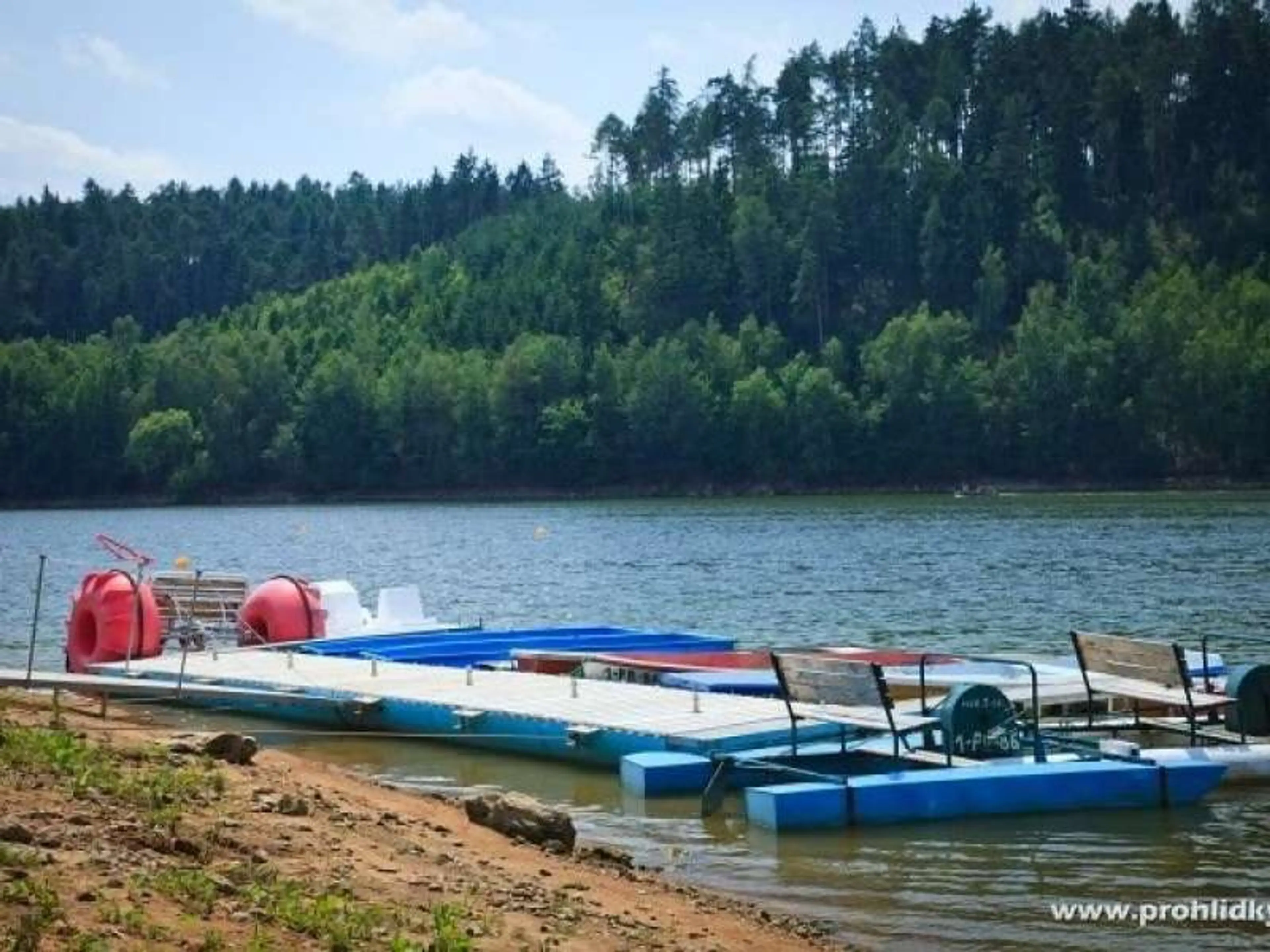 Autocamp Wilsonka na Dalešické přehradě carousel-image-25