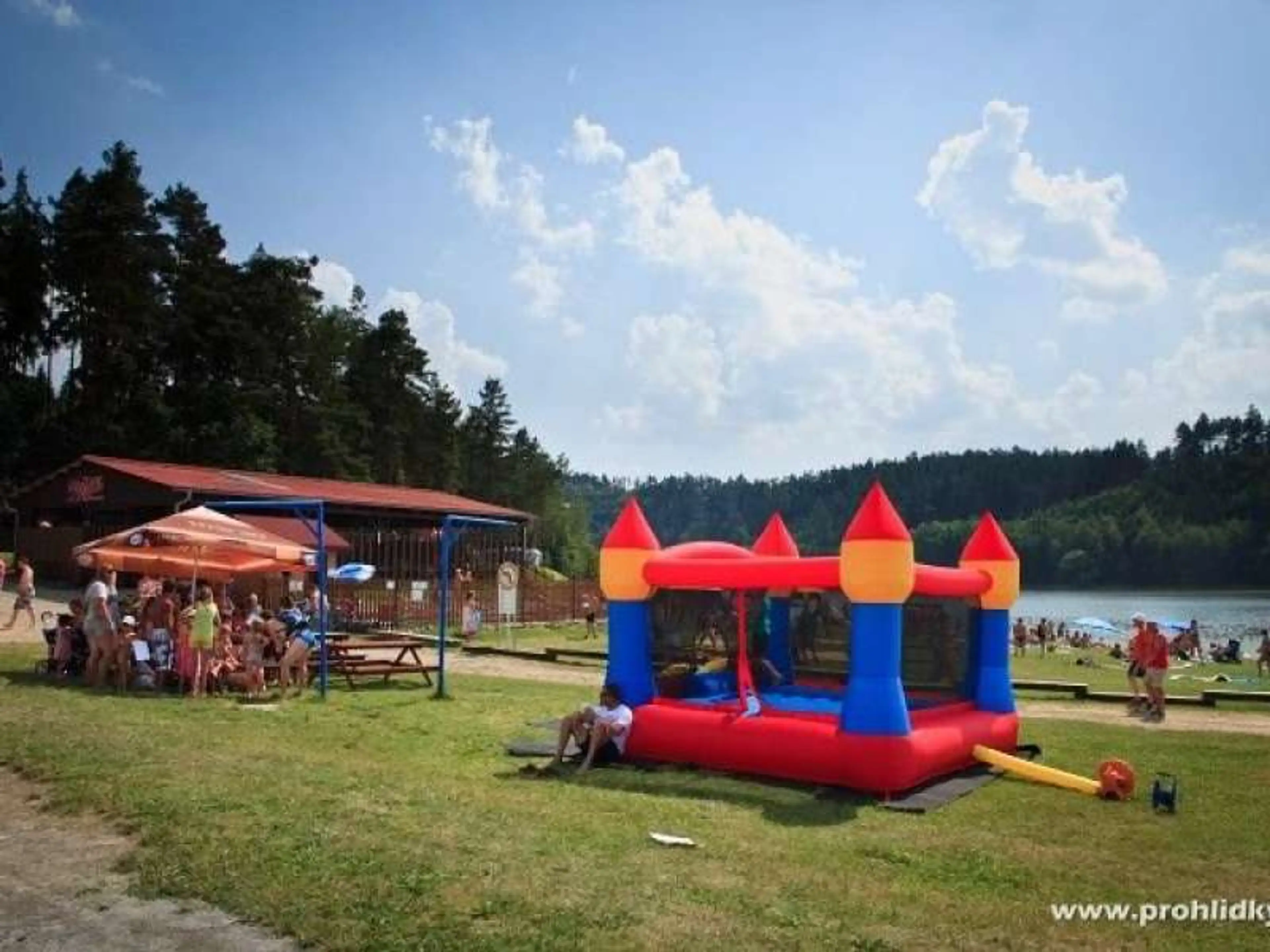 Autocamp Wilsonka na Dalešické přehradě carousel-image-12