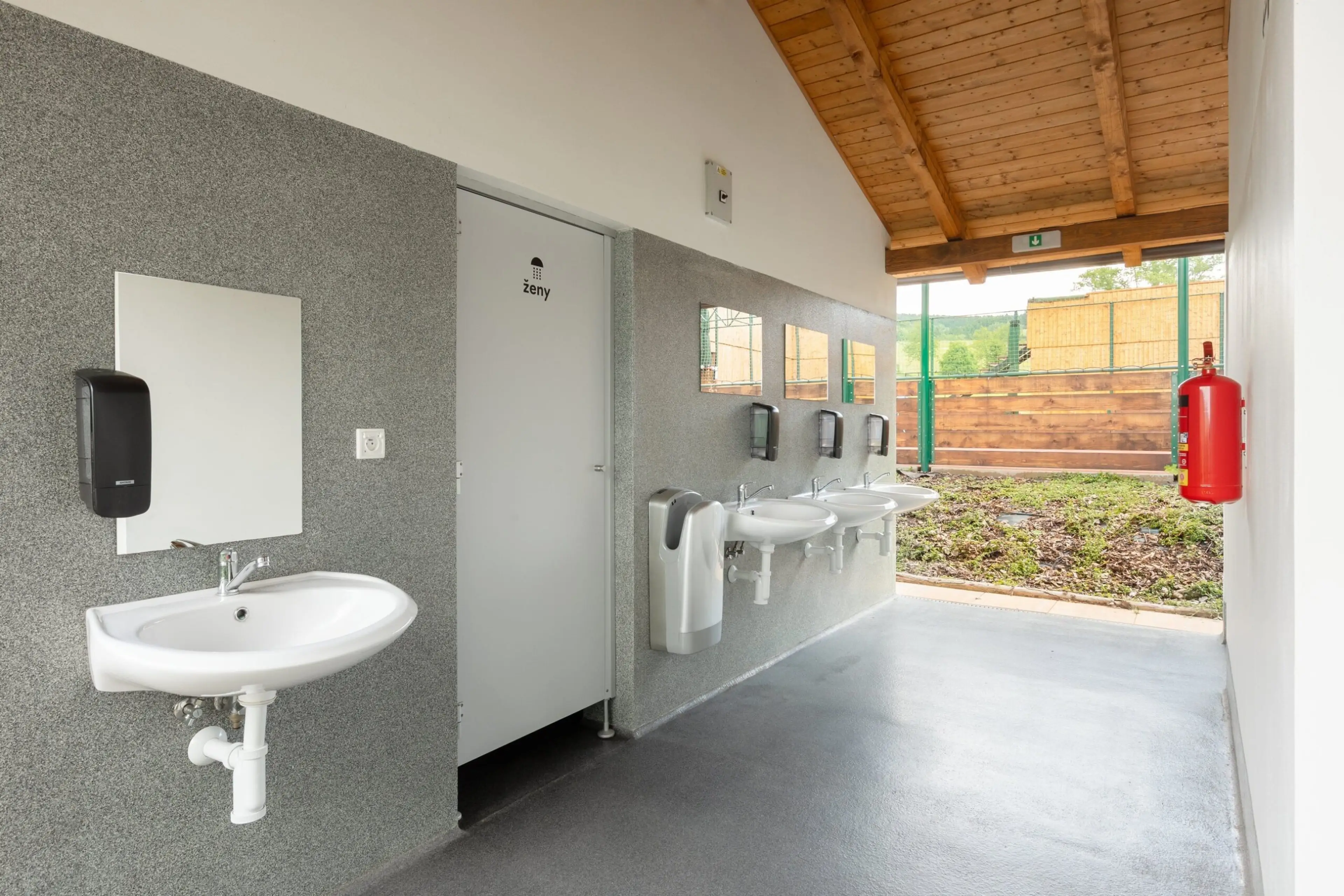 Kemp a rekreační areál KOUPÁLO Janovičky carousel-image-18