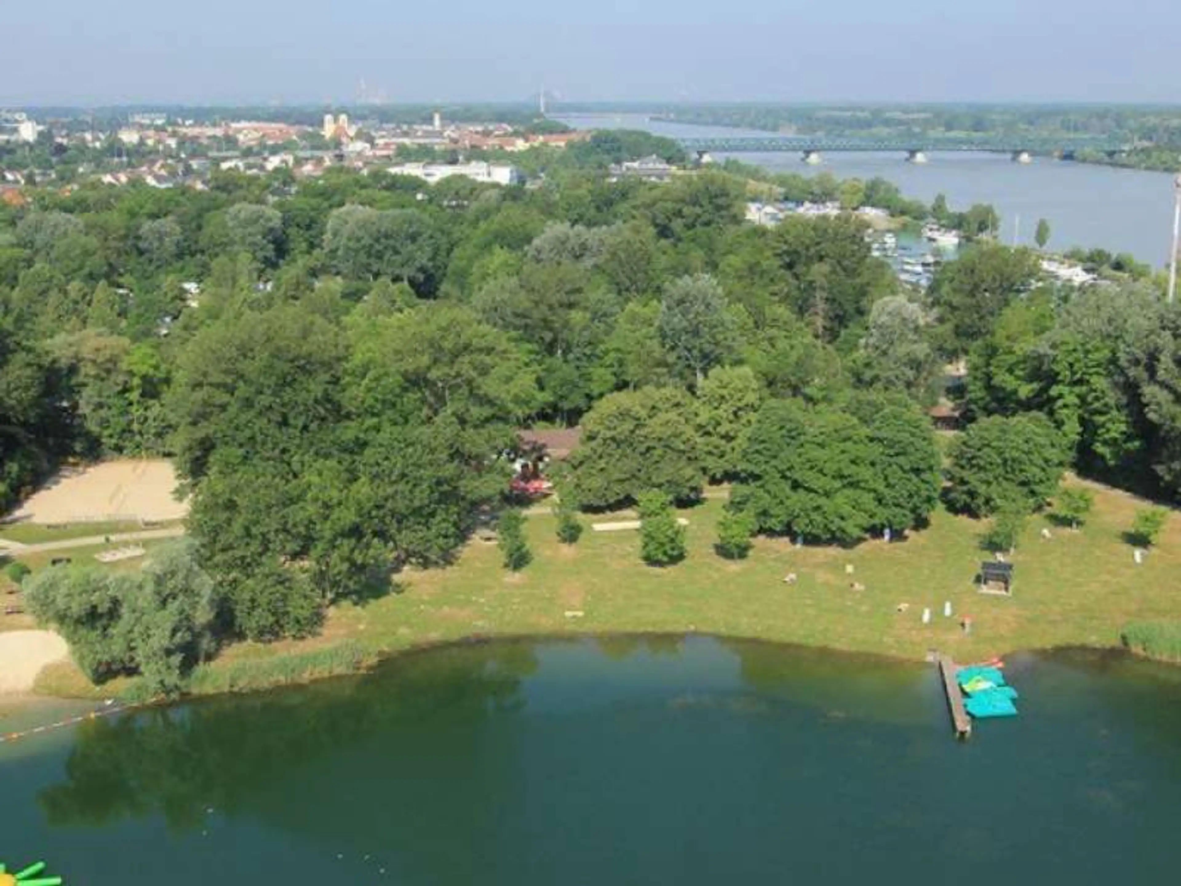 Donaupark Camping Tulln carousel-image-1