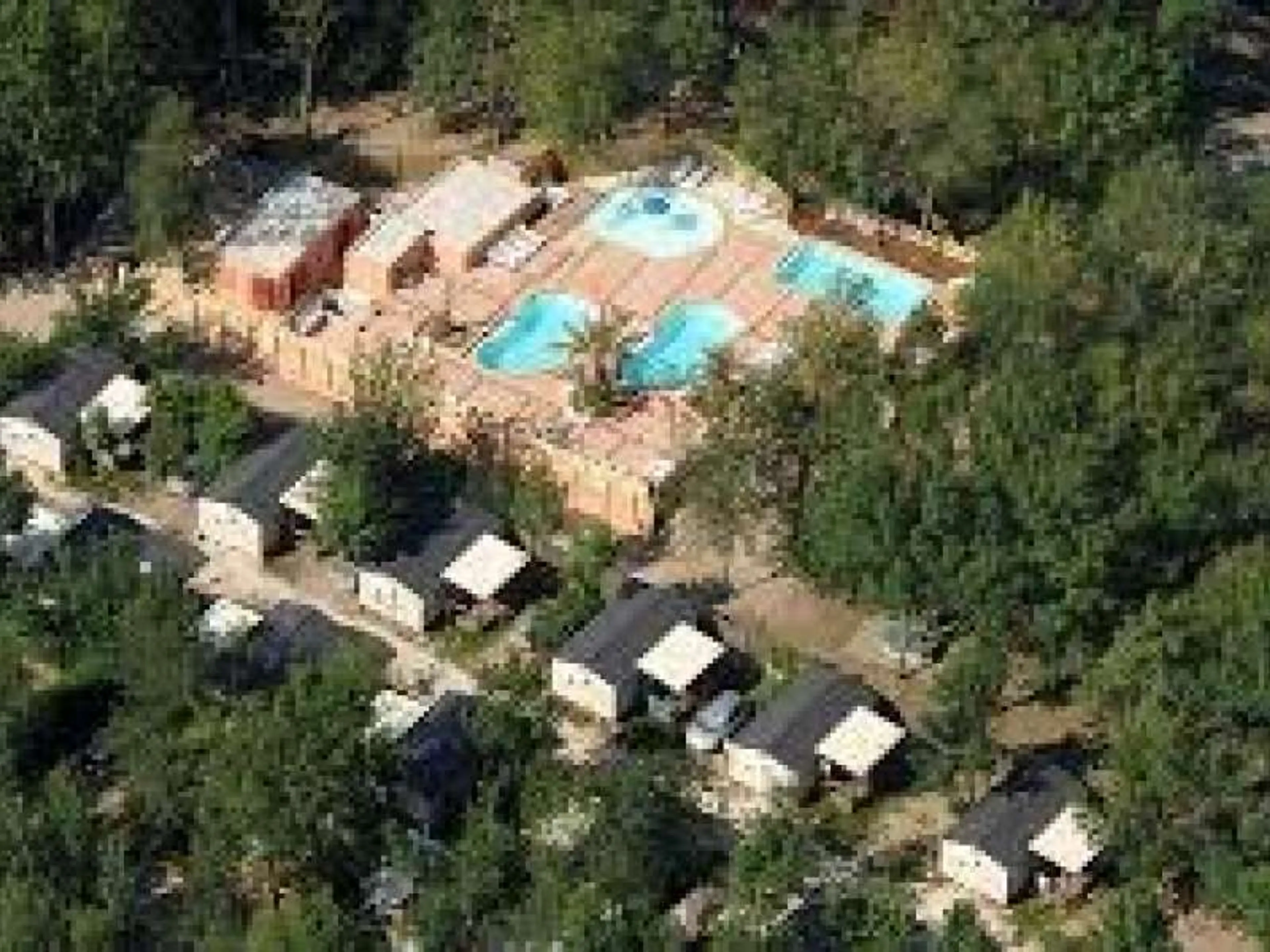 Camping Le Château de Poinsouze/les Castels carousel-image-1